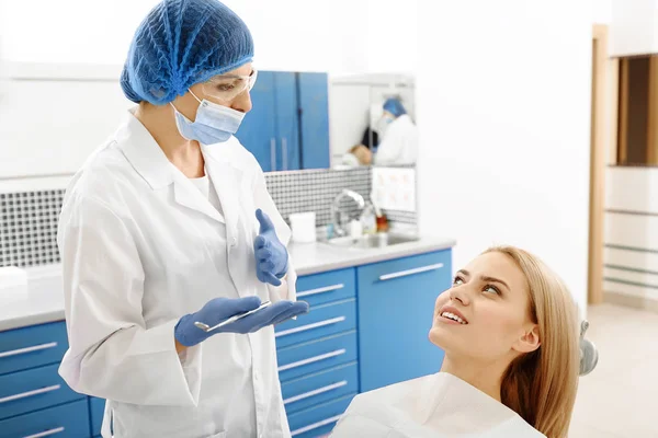 Dentist telling rules of dental hygiene — Stock Photo, Image