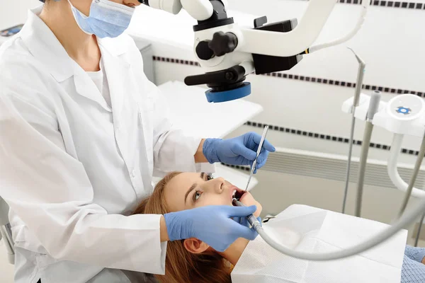 Tandläkare borrning tänder av vacker kvinna — Stockfoto