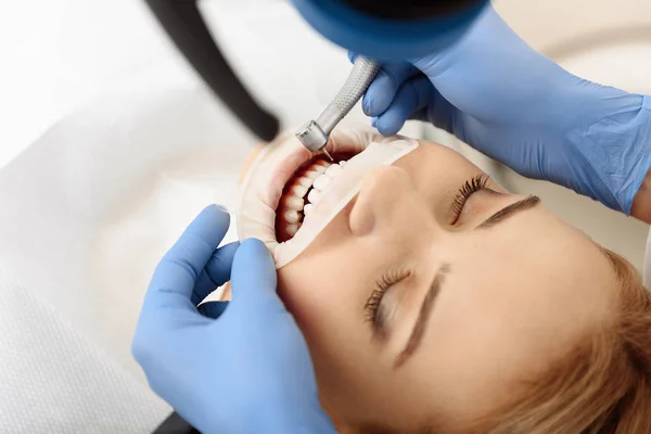 Mujer curando dientes en el consultorio del dentista — Foto de Stock