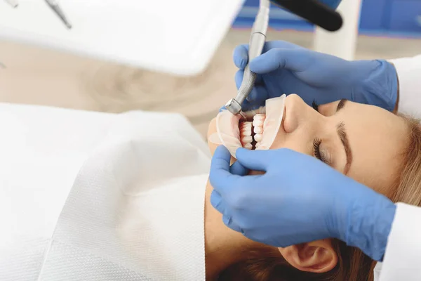 Mujer con tratamiento dental en clínica estomatológica — Foto de Stock