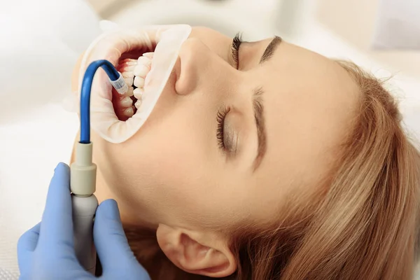 Estomatólogo poniendo aspirador de saliva en la cavidad oral del cliente — Foto de Stock