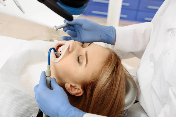 Tandläkare som behandlar tänder av kvinna — Stockfoto