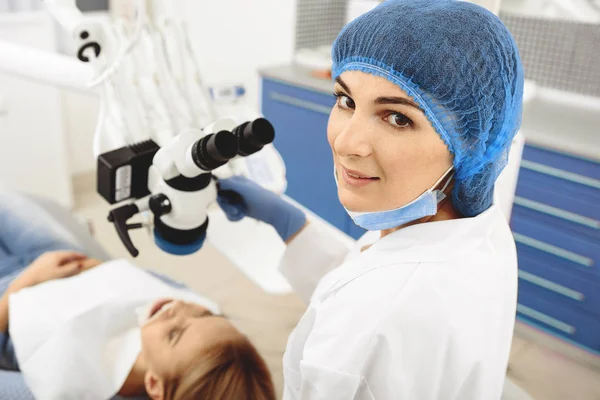 Contendida estomatóloga terminando su trabajo — Foto de Stock