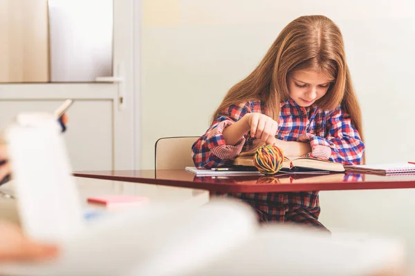 Alumna femenina concentrada absorbe la lectura — Foto de Stock