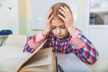 Yorgun kız yakın çalışma için donatım