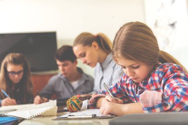 Okulda ciddi konsantre öğrenciler