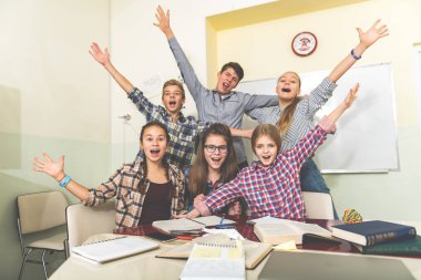 Komik gülen çocuklar eğleniyor