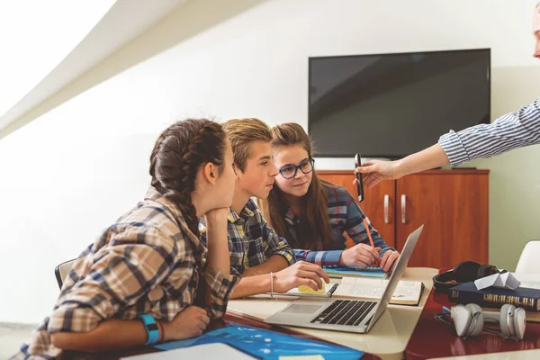 Intresserade elever i moderna klassrum — Stockfoto