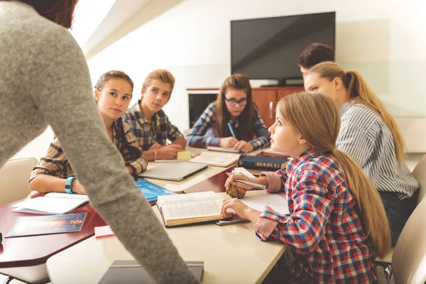 Adolescenti attenti ascoltando insegnante — Foto Stock