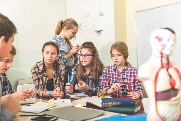 Élèves attentifs parlant à l'école — Photo