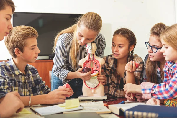 Niños fascinados visitando interesante escuela —  Fotos de Stock