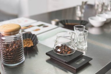 Kahve çekirdekleri özel kaplarda