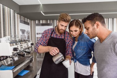 Zevk ile çalışma barista konsantre