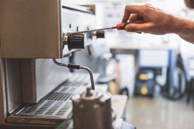 Adam kırık kahve makinesi tadilatı