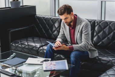 Düşünceli adam iş hakkında karar