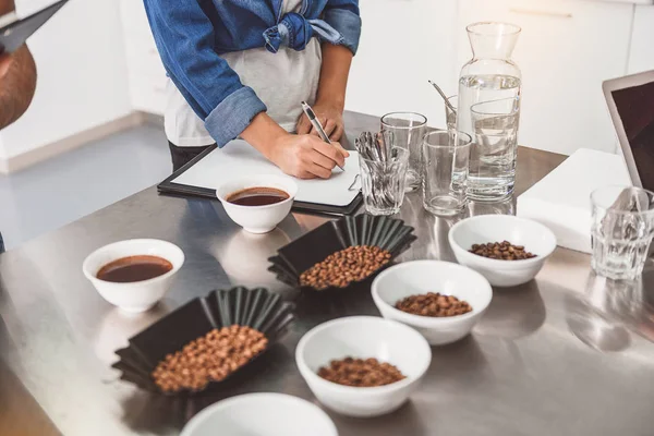 Interesante lección de hacer café — Foto de Stock