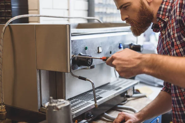 男のコーヒー器具を改修工事を集中してください。 — ストック写真