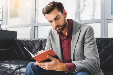 Dalgın işadamı notlar yazı defterinde yapma