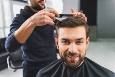 Neşeli genç adam katılıyor Kuaför