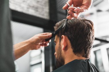 Kuaför salonunda geçiren saç modeli
