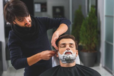 Onun müşteri hizmet dikkatli Kuaför