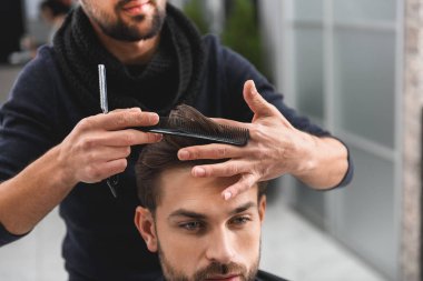 Profesyonel kuaför adam için saç kesimi yapıyor