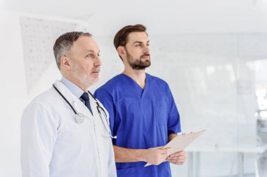 Pratisyen ve insan sağlığı inceleyerek hemşire