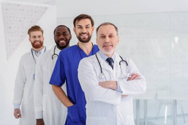 Mutlu doktorlar zevk ile çalışma