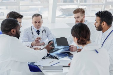 Özenli tıbbi ekip tartışırken grafisi