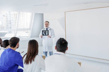 Deneyimli sağlık sorunları açıklayan pratisyen