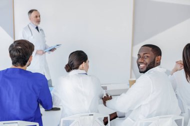 Akıllı stajyerler ilgi ile öğretim dinlerken