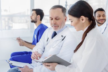 Dost tıbbi ekip birlikte Kliniği'nde çalışan