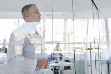 Dalgın pratisyen insan hastalık teşhis