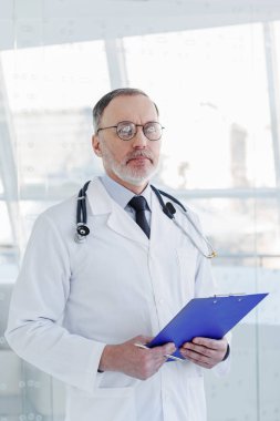 Kendine güvenen erkek Doktor insan sağlığı analiz