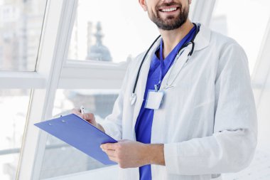 Neşeli erkek doktor notlar