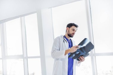 Ciddi genç doktor çözümlenirken grafisi