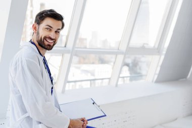 Neşeli erkek pratisyen pencere rahatlatıcı