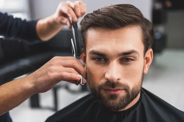 Cabeleireiro hábil corte de cabelo masculino — Fotografia de Stock