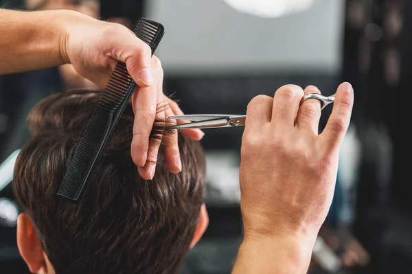 Abile barbiere maschio facendo taglio di capelli — Foto Stock