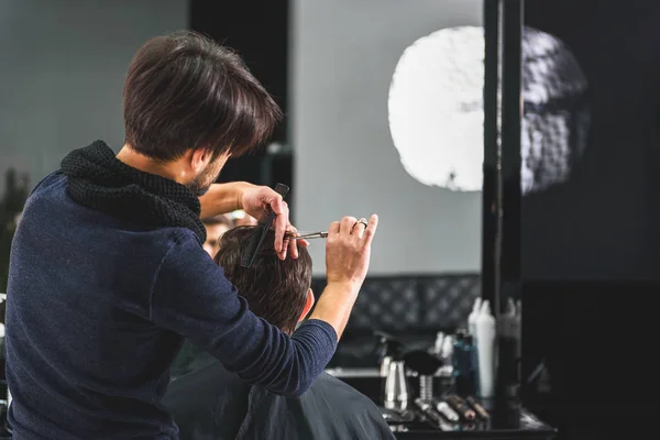 Profesyonel stilist kesim erkek saç — Stok fotoğraf