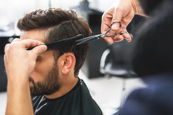 Barber using scissors and comb — Stock Photo, Image