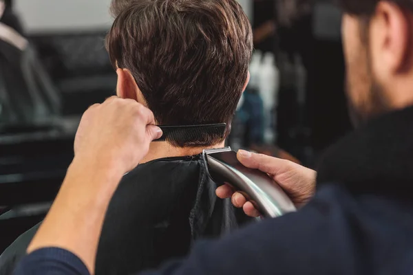 Parrucchiere taglio capelli maschili a macchina — Foto Stock