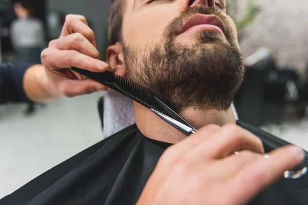 Abile parrucchiere taglio stoppie del cliente — Foto Stock