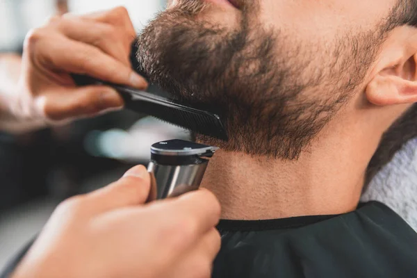 Ügyes fodrász borotválkozás arc-ügyfél — Stock Fotó