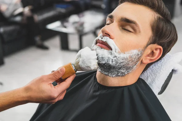 Esteticista hábil se preparando para barbear restolho — Fotografia de Stock