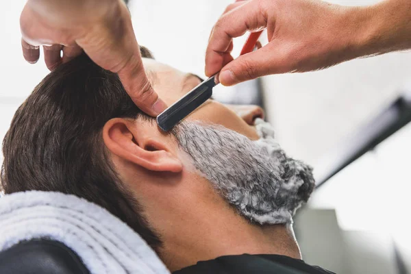 Geschickter Friseur rasiert Bart für Bart — Stockfoto