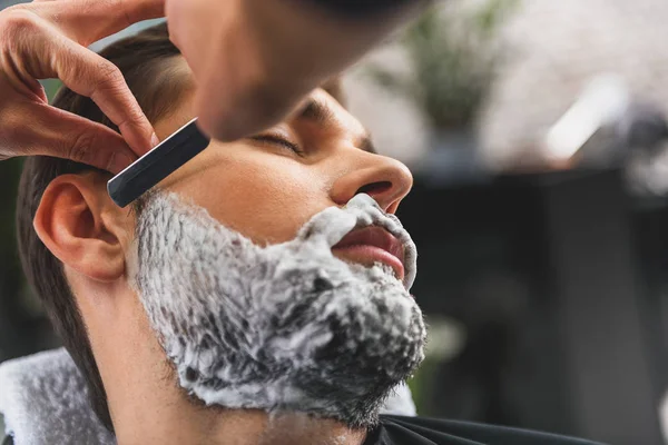 Barbeiro barba barba de cliente — Fotografia de Stock