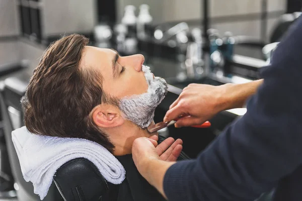 Abile parrucchiere con lama per barba da barba — Foto Stock