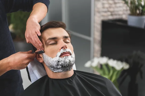 Professionele kapper scheren baard van klant — Stockfoto