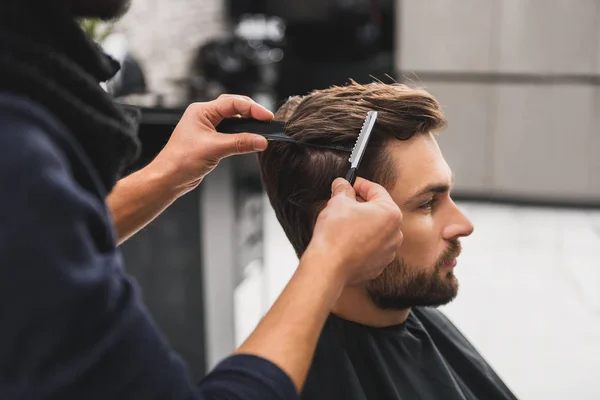 男性クライアント取得散髪によって美容師 — ストック写真